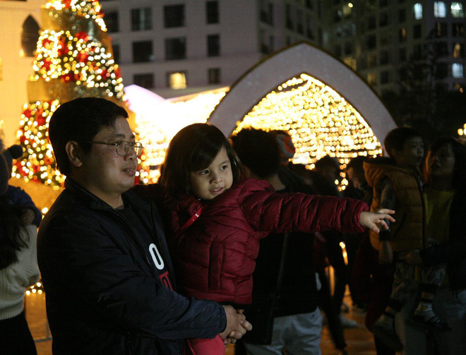 Hà Nội rét căm căm, hàng nghìn người dân vẫn ùn ùn kéo đến TTTM trong đêm check in trước lễ Giáng sinh